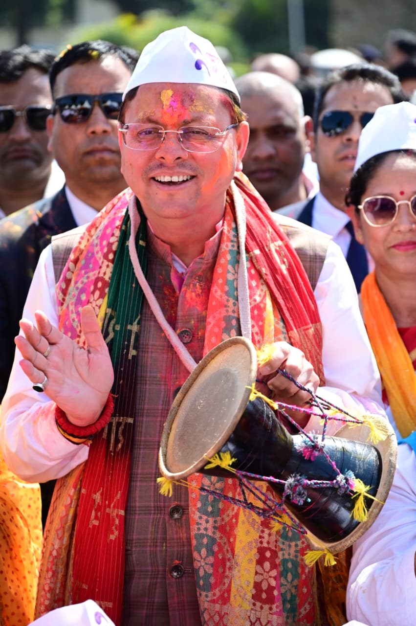 सीएम आवास में होली की अद्भुत छटा: जौनसार से कुमाऊं तक के लोक कलाकारों के साथ थिरके सीएम धामी, गूंजे पारंपरिक गीत